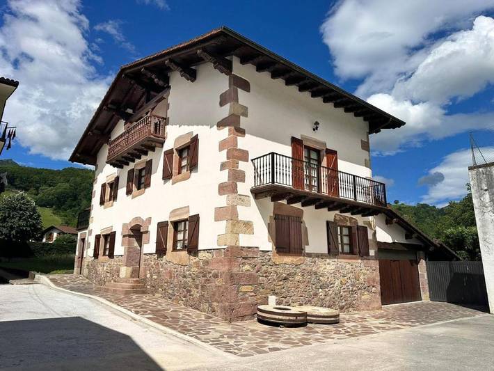 Casa rural para 12 personas, con Balcón y Jacuzzi además de Terraza y Jardín en Sumbilla - 2