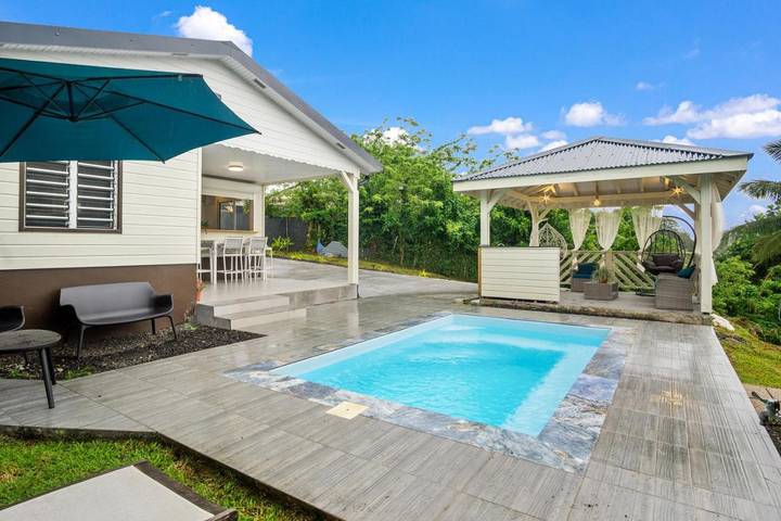 Chalet pour 4 personnes, avec terrasse et vue ainsi que piscine et jardin, animaux acceptés