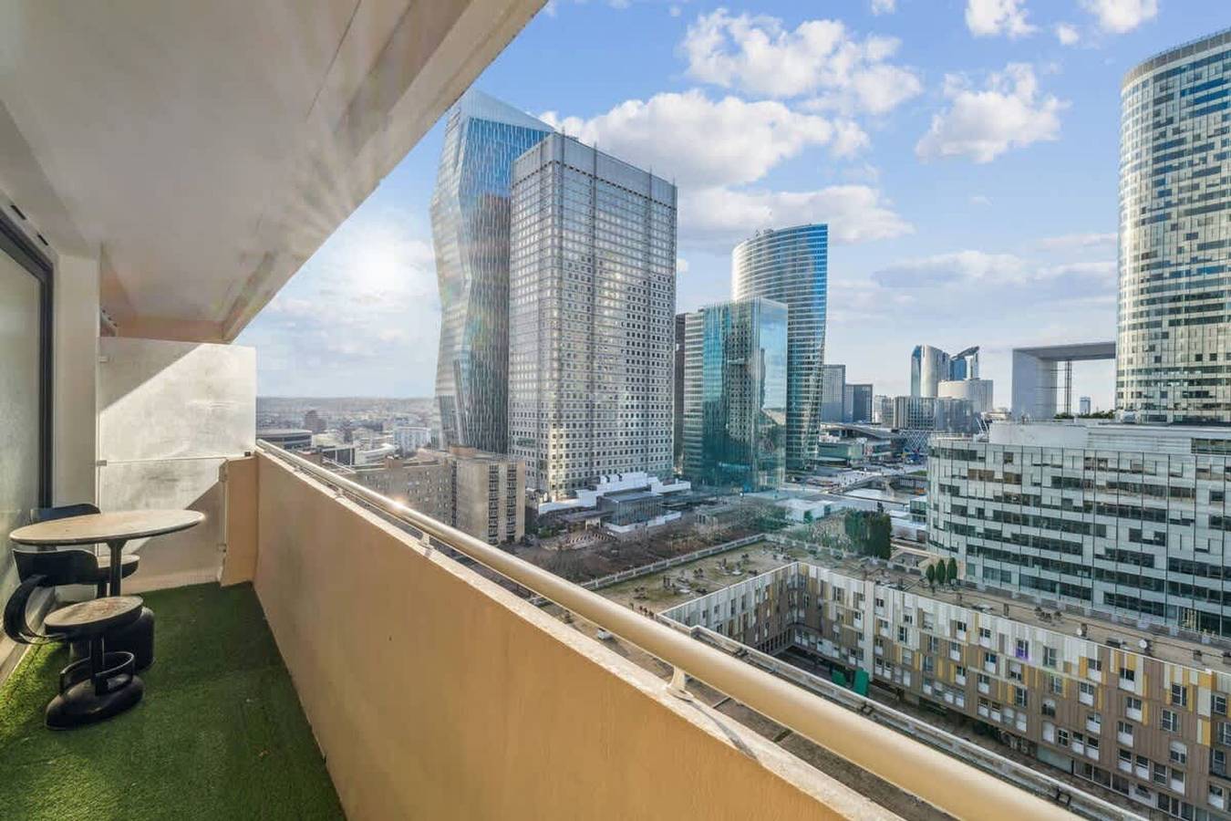 Apartamento entero, Spacious studio balcony -La D  fense-Bail Mobilit   in Courbevoie, Altos del Sena