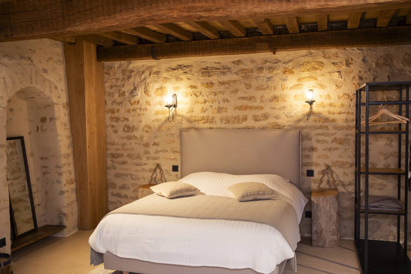 Évasion charmante et romantique – Châteauneuf Suites in Châteauneuf (Côte-d'Or), Région de Beaune