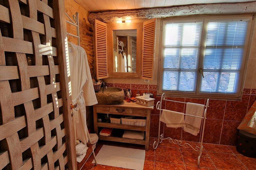 Love Room,discrétion , Luxe ,calme,volupté de L'orient,jacuzzi Dans le Jardin in Vézénobres, Región de Alès
