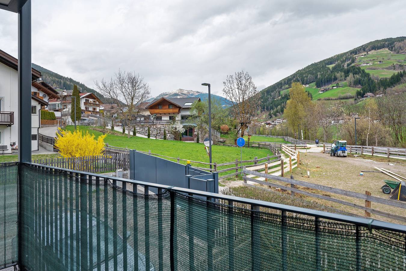 Ganze Wohnung, Apartment 'Talferblick Burg' mit Bergblick, privater Terrasse und Wlan in Sarnthein, Sarntal