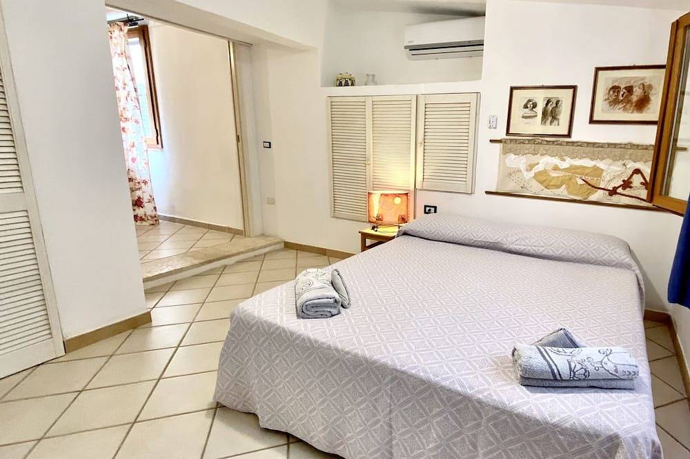 Ganze Wohnung, Gartenhaus mit Panoramablick auf das Meer, Pool, 5 Minuten vom Strand entfernt in Lu Fraili di Sopra, San Teodoro