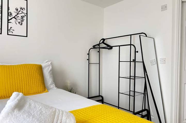 Appartement entier, 2Br/2Ba • 2 King Beds • Parking • Home Away Home in Crawley, Sussex de l'Ouest