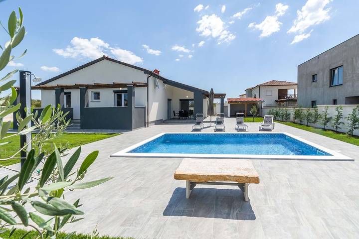 Location de vacances pour 6 personnes, avec jardin et piscine à Vodnjan - 2