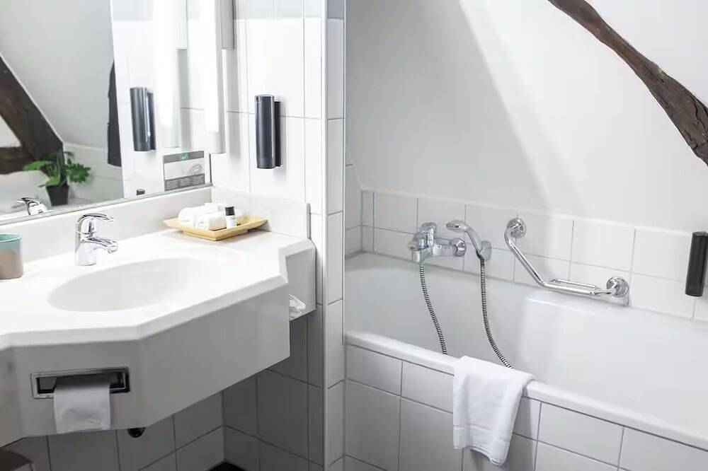Superior Double Room | 0.6 Miles to Heppenheim Rail | Pets Welcome in Heppenheim, Bergstraße