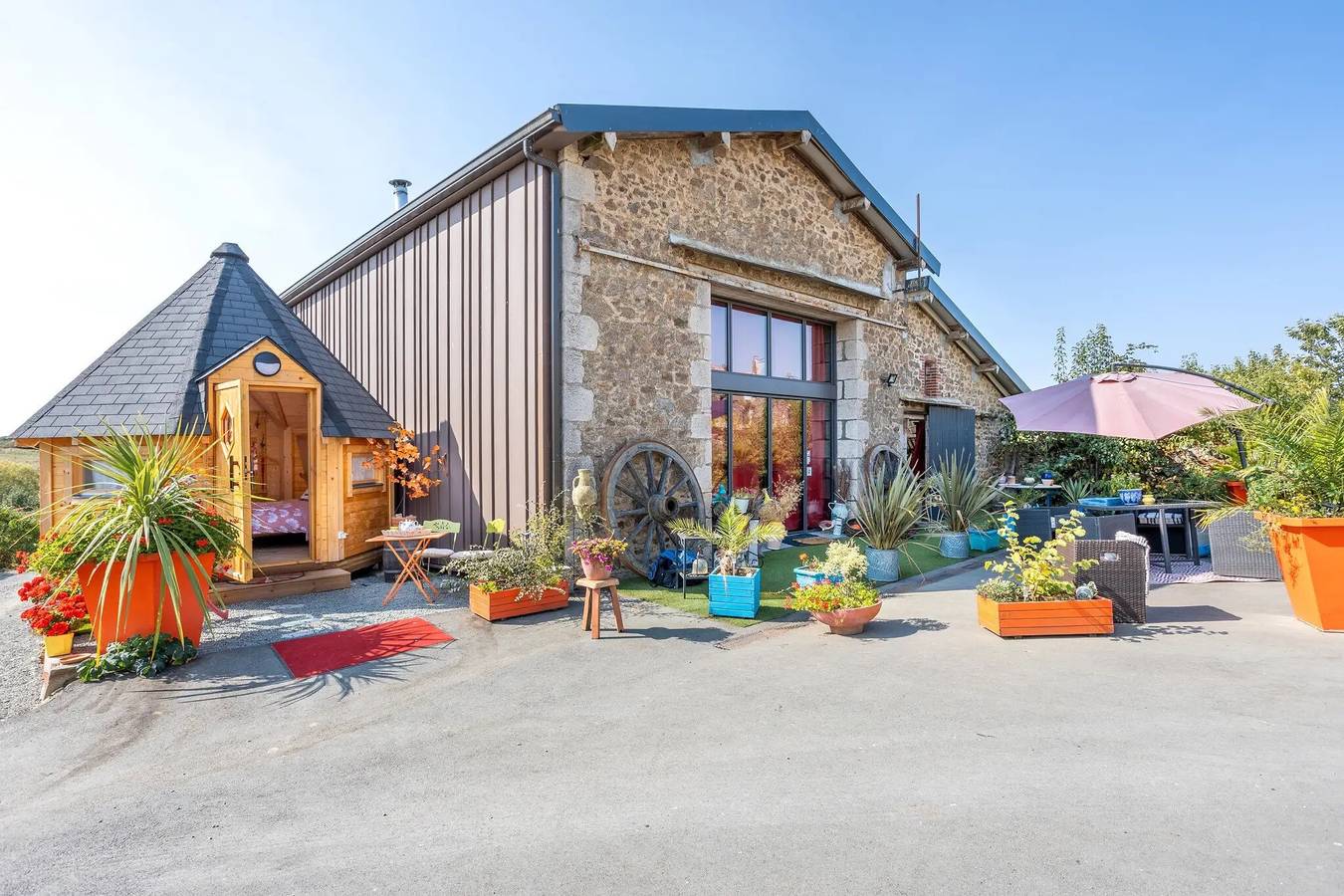 Bed and Breakfast 'Les Philous Gourmands - La Rochelle' with Private Garden and Wi-Fi in Saint-Michel-Mont-Mercure, Fontenay-le-Comte