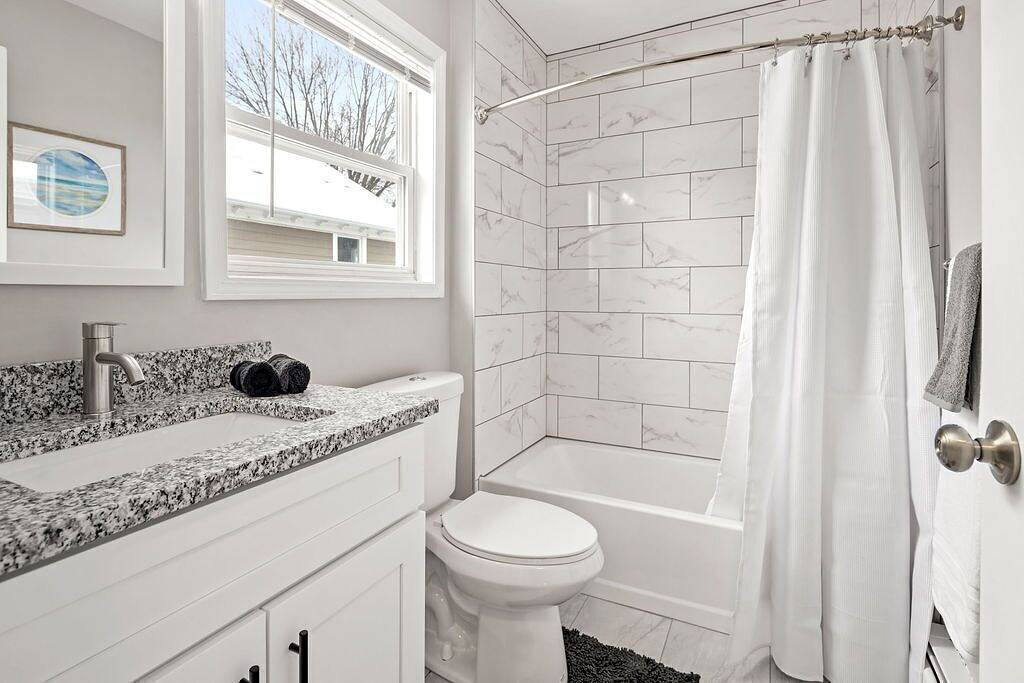 Ganze Wohnung, 2nd Floor, Corner unit ft. King Bed + Workspace in Mount Clemens, Lake St. Clair