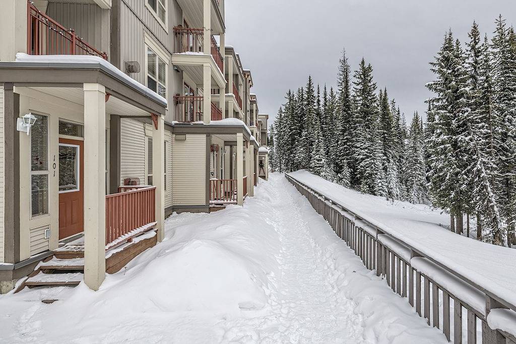 Ganze Wohnung, Large corner unit in Creekside - perfect location close to the trails & village! in Silver Star