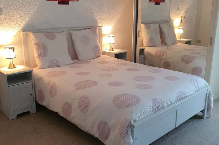 Gîte pour 4 personnes, avec piscine ainsi que terrasse et jardin à Aubais - 2