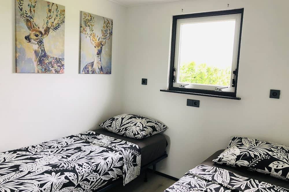 De Roodborst, midden in de natuur, met roeiboot, en vlakbij Amsterdam in Breukelen, Groene Hart