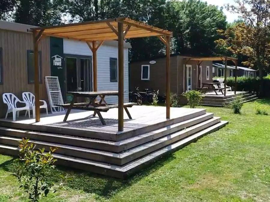 Flower Camping du Port Caroline - Tente en toile et en bois 2 personnes - Tente Treck Standard 1 chambre (sans sanitaires ni cuisine / sans véhicule) in Loire-Authion, Région d'Angers
