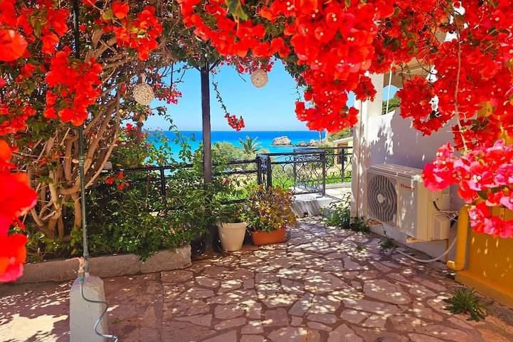 Διαμερίσματα διακοπών για 4 άτομα, με κήπο και πισίνα στη Γλυφάδα (Κέρκυρα)