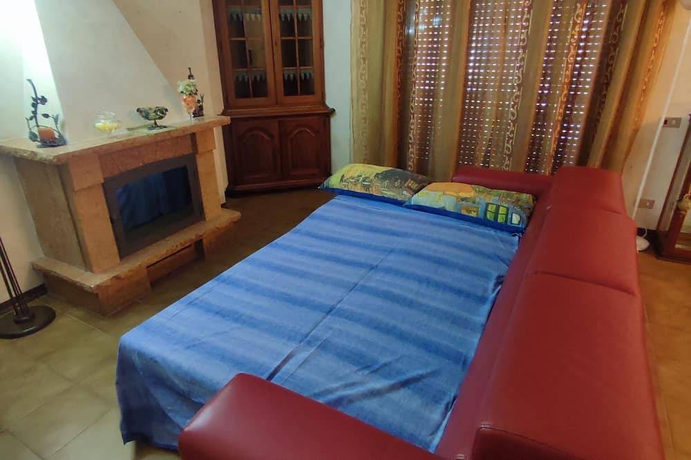 Entire apartment, Entire apartment in central area 100 mt from the station, pets allowed in Valmontone, Rome Province