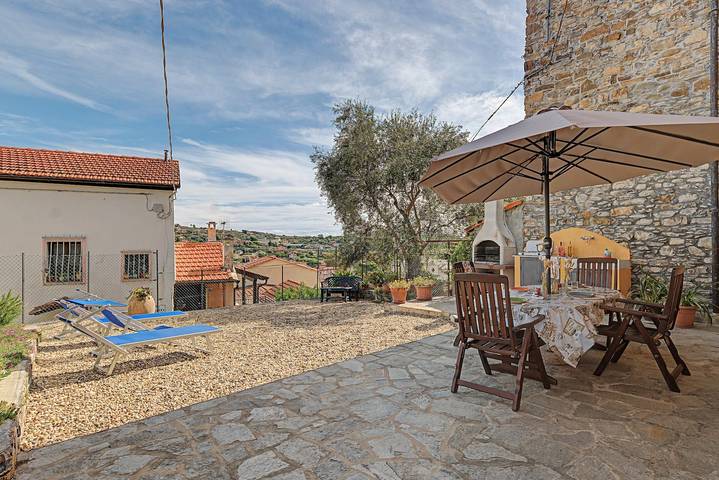 Geheel appartement, Appartement "Giulia" met zee- en bergzicht, tuin en Wi-Fi in Imperia, Riviera di Ponente