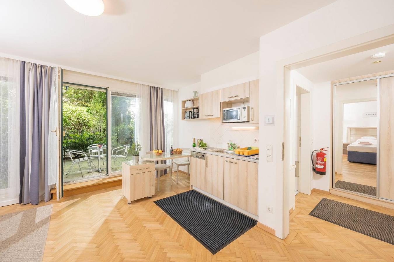 Ganze Ferienwohnung, Appartment mit kleinem Garten und Terrasse in Hernals, Wien