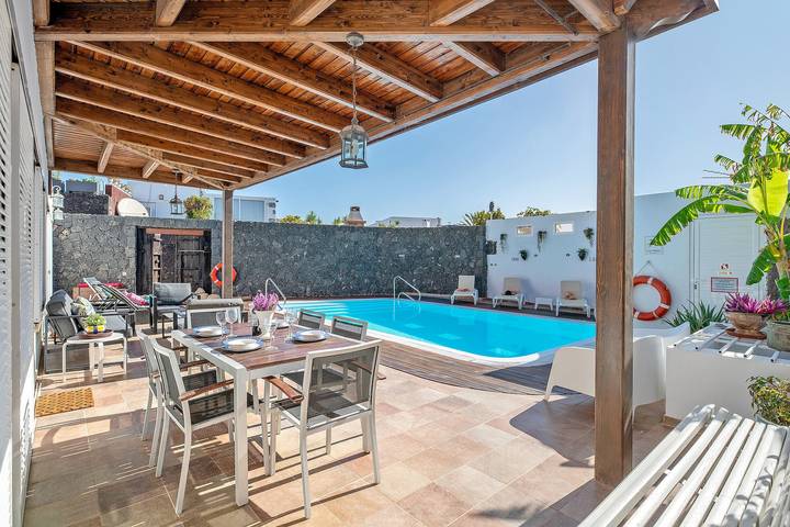 Ferienvilla 'Fae' mit Privatem Pool, Privater Terrasse und Wi-Fi in Playa Blanca, Yaiza