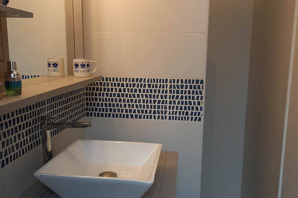 At the nest in the center of Saintes. in Saintes, Région de Saintes