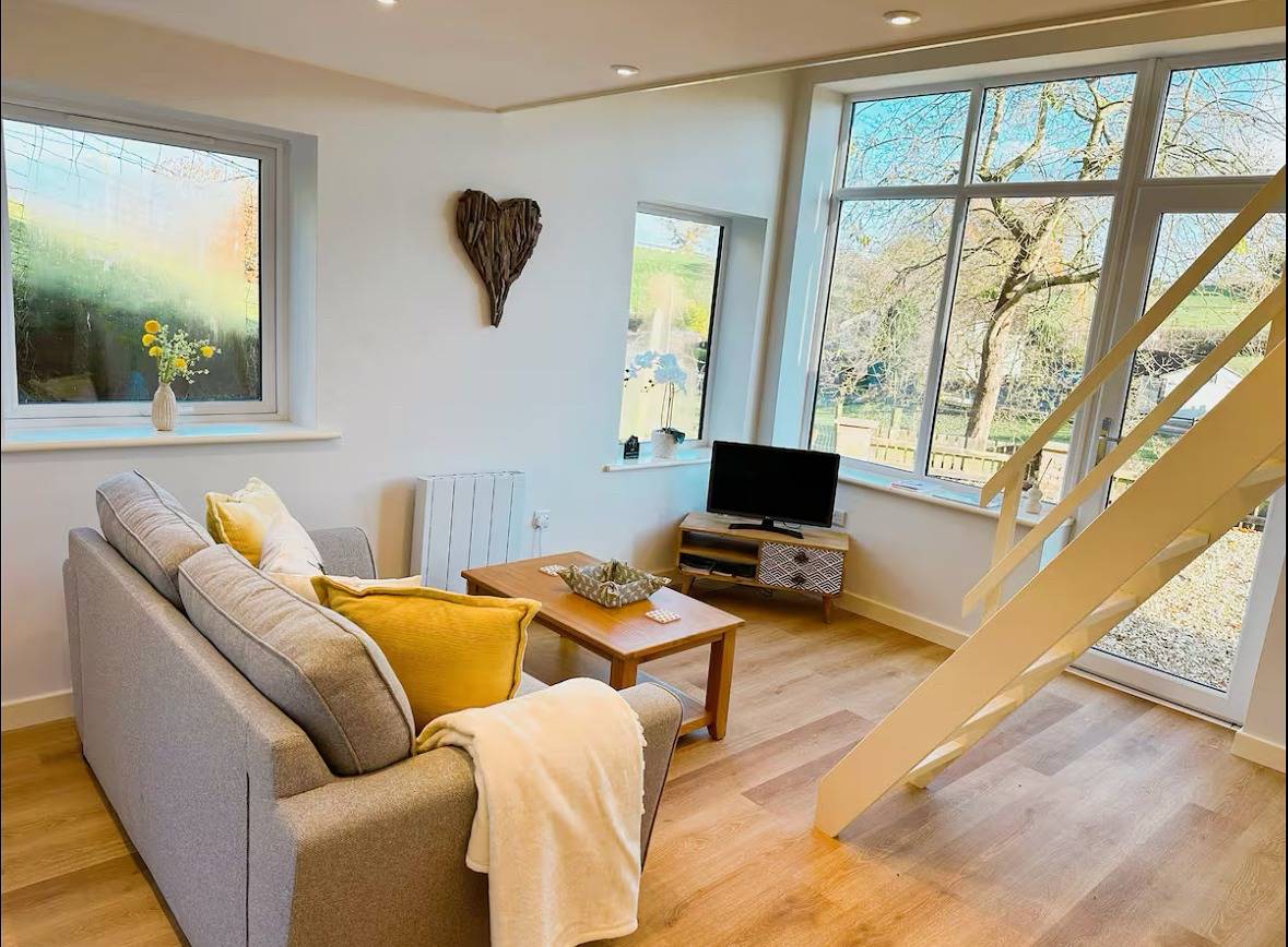 Honey Bee Cottage, Tiny House, Welshpool in Welshpool, Powys