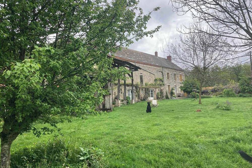Vakantiehuis in groene oase in Charensat, Puy-de-Dôme