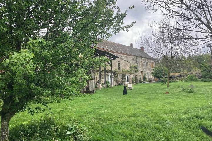 Maison de campagne pour 9 personnes à Charensat