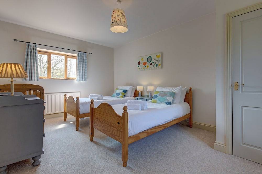 Wash House - sleeps 6 guests in 3 bedrooms in Bodham, Norfolk Coast