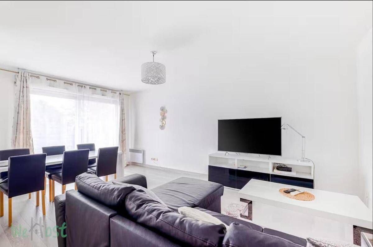 Appartement entier, T2 lumineux 4 pers avec piscine + balcon in Écully, Lyon et ses environs