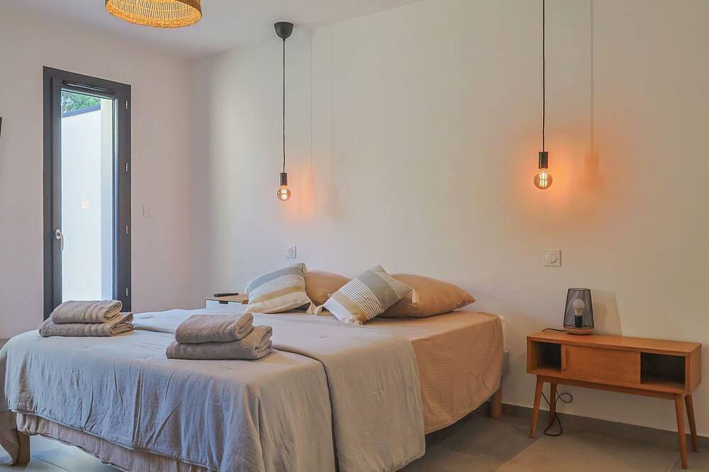 5 minutes from St Rémy de Provence! Contemporary house with 4 bedrooms in Graveson, Arles region