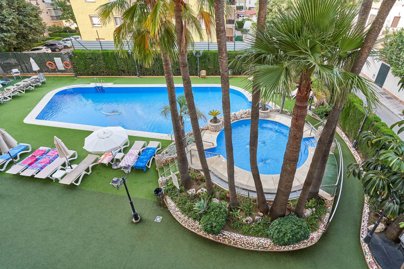 Hel lejlighed, Apartment "Mediterráneo El Real" with Mountain Views, Shared Pool and Wi-Fi in Los Boliches, Fuengirola