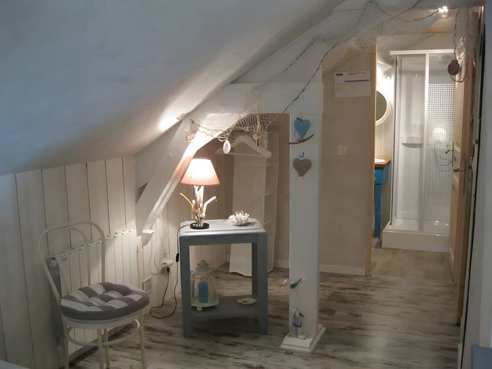 Rosa Room: B&B with Shared Garden and Wi-Fi in Heuqueville, Le Havre region