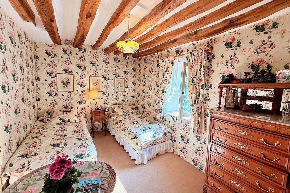 Elegant Mill Compound, 1 hr from Paris. Sleep 20, Events for 50 - an extra fee. in Méréville, Essonne