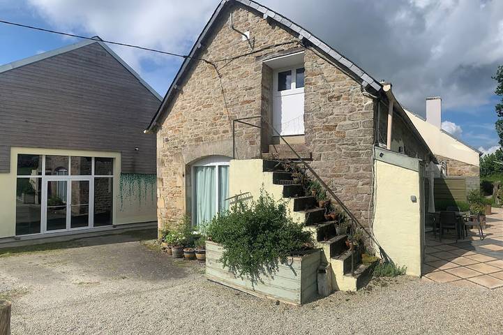 Location de vacances pour 4 personnes, avec piscine et bassin pour enfant ainsi que sauna et jardin à Trégourez