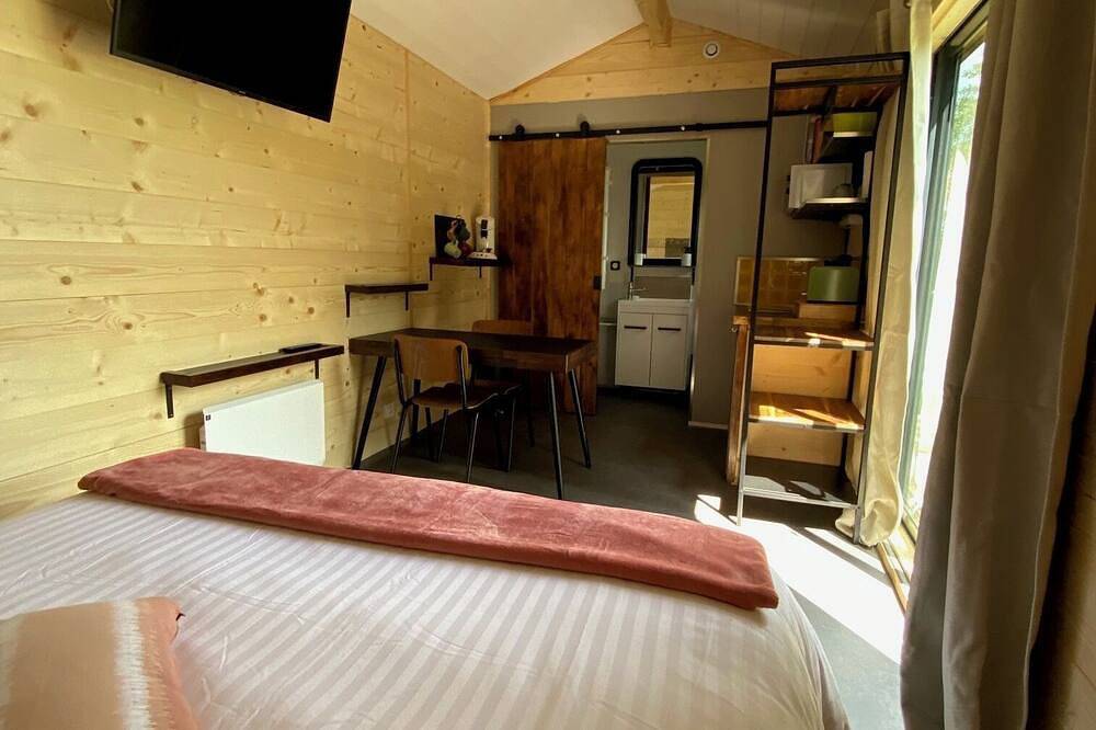 Brand-new, cocooning cottage in a quiet, wooded garden 3 minutes from the freeway! in Saint-Martin-Belle-Roche, Mâcon und Umgebung