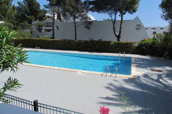 Appartement de vacances pour 4 personnes, avec terrasse ainsi que piscine et jardin