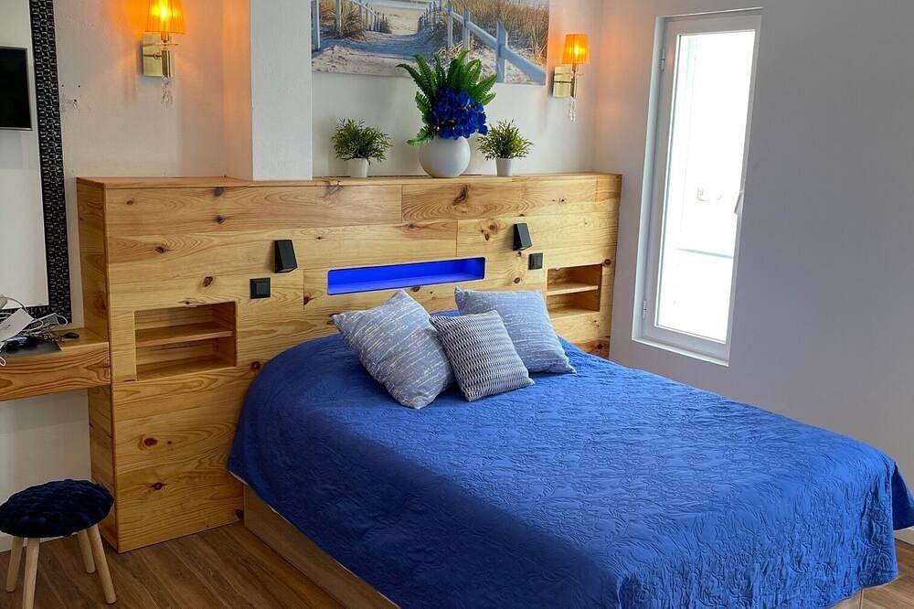 Algarve Outstanding Villa\n50 m to beach / restaurants. 7 bedrooms. 20 min golf in Praia da Rocha, Portimão