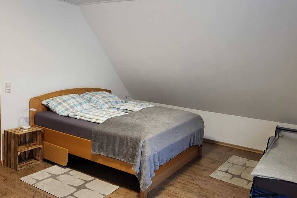 Ganze Wohnung, Geräumige, kinderfreundliche Ferienwohnung im ruhigen Wesertal in Gieselwerder, Wesertal