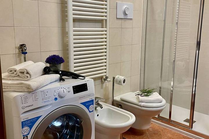 Apartamento entero, Bnbook – Stylish Comfort and Quiet Living Near Milan, up to 6 personSpacious 4-room apartment with a Provençal touch, surrounded by greenery and perfect for families or business staysWelcome to your peaceful retreat in Rho! Nestled inside a charming c in Ρ, Provincia de Milan