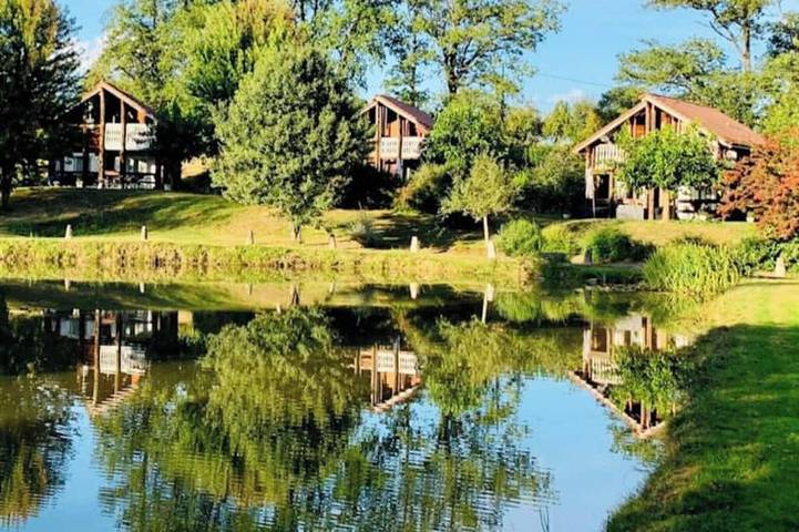 Chalet pour 21 personnes, avec piscine et balcon ainsi que jacuzzi et jardin, animaux acceptés