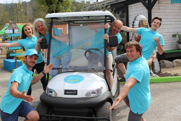 Camping pour 4 personnes, avec Jacuzzi et Terrasse ainsi que Jardin et Bassin pour enfant