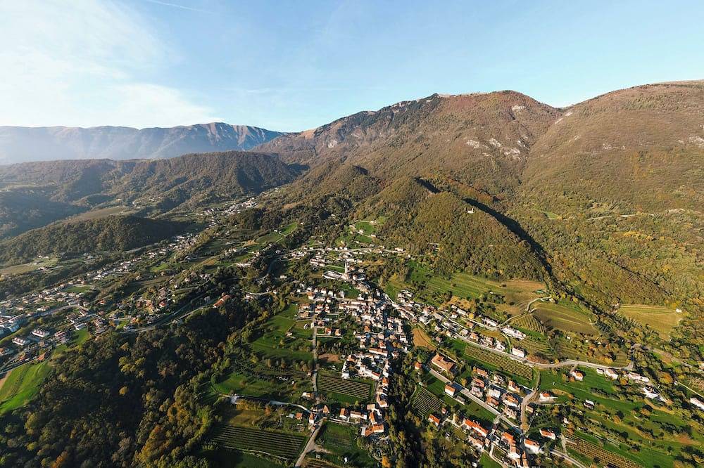 Ganze Wohnung, Five minutes from Caglieron Caves Park, apartment for families and couples. in Fregona, Südliche Karnische Alpen
