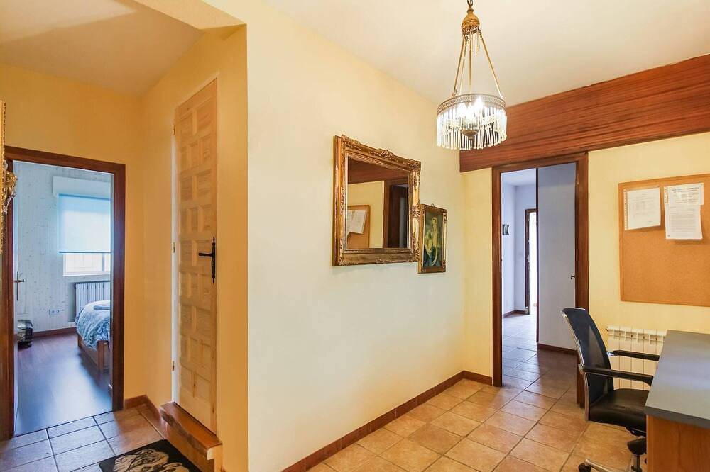 Villa in Villamuriel with Pool and Barbecue in Villamuriel de Cerrato, Palencia Province
