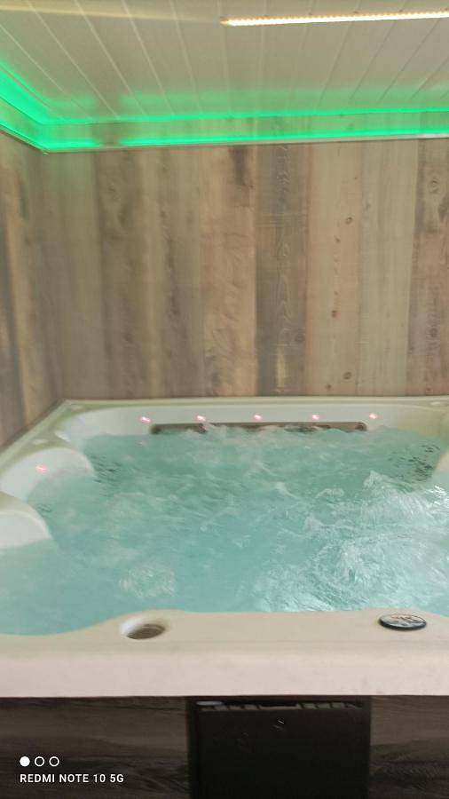 Location de vacances pour 10 personnes, avec jacuzzi et terrasse à Le Mesnil-Amand