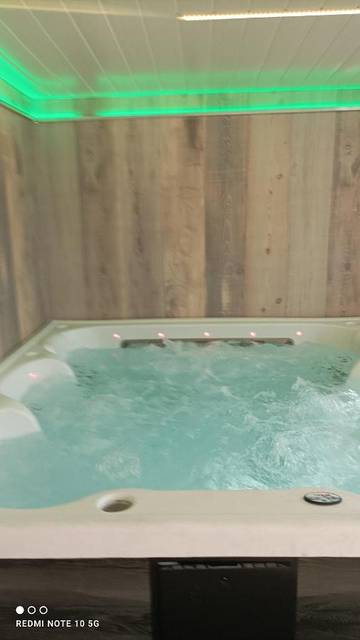 Gîte pour 10 personnes, avec terrasse et jacuzzi à Le Mesnil-Amand