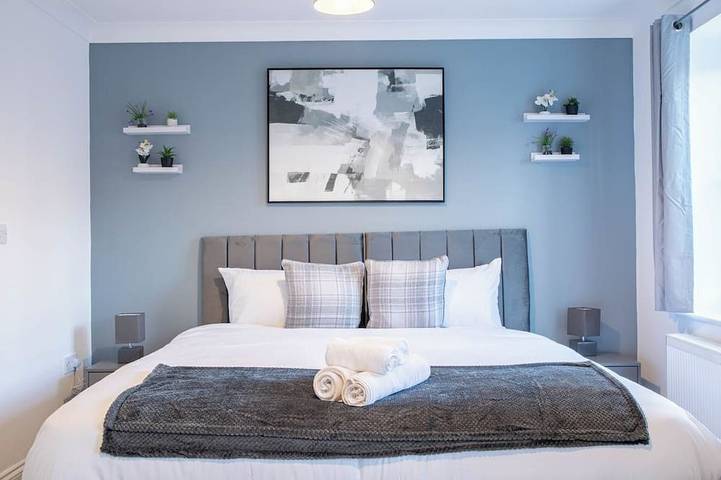 Contractor‑Heaven 5Br Home | 4.5 Baths | Wakefield in Wakefield, Westliches Yorkshire