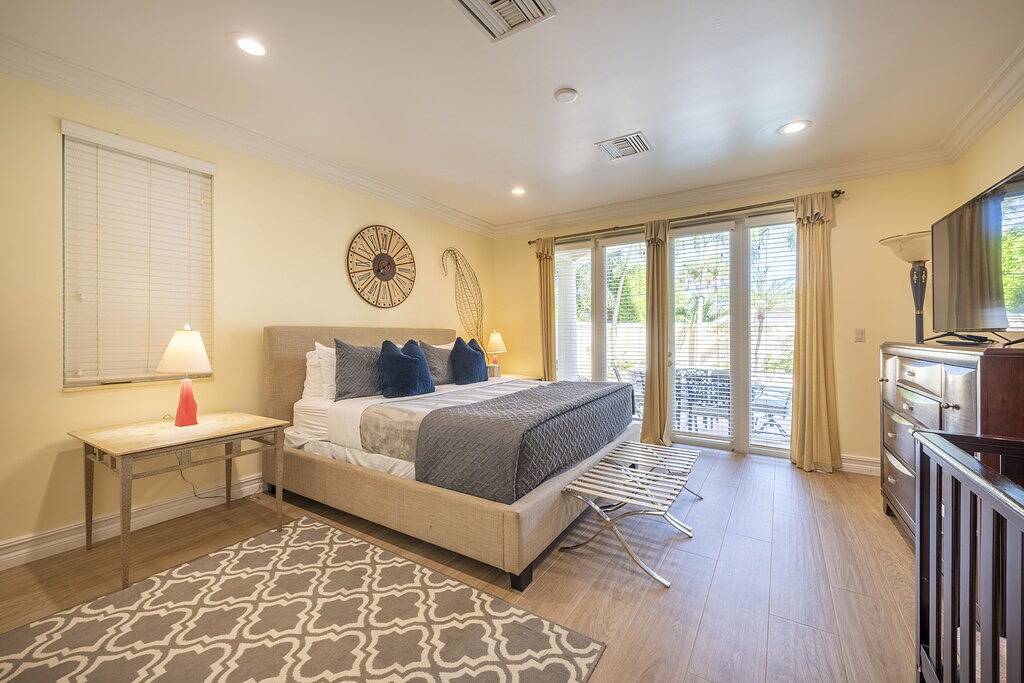 Stunning Beach House-Steps to Beach. Walk to restaurants…Special March 21-26! in Lauderdale Beach, Fort Lauderdale