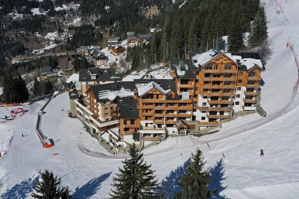 Entire apartment, Ski in and Ski out in style in Oz / Alpe d’Huez and great for the Summer too! in Oz, Écrins National Park