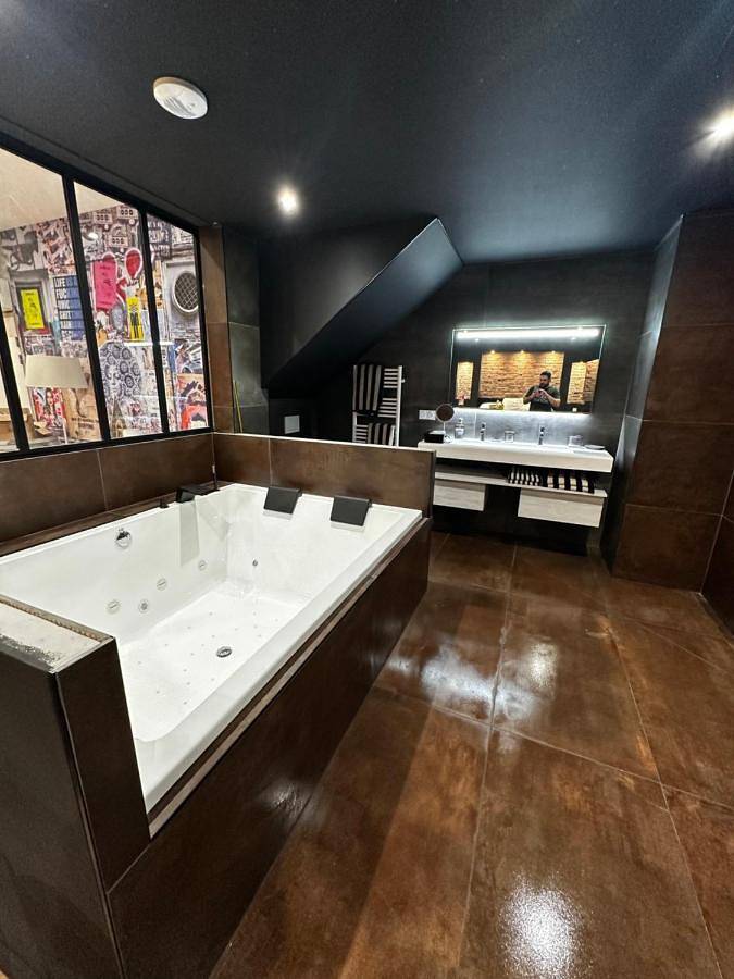 King Room with Spa Bath in Voreppe, Isère