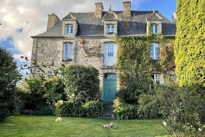 Location de vacances pour 8 personnes, avec jardin à Plufur