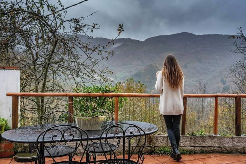 Jacuzzi en dormitorio con vistas a las montañas, barbacoa y chimenea in Teverga, Cordillera Cantábrica