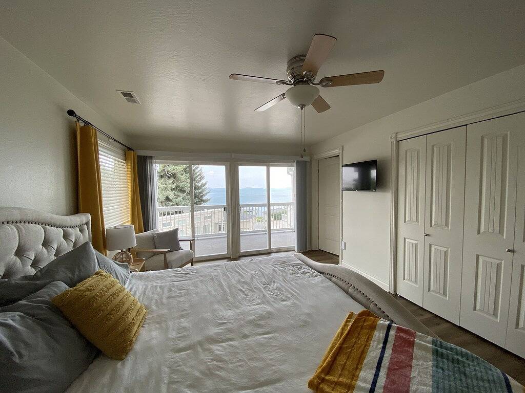 Ganze Wohnung, Lakefront Oasis - Lakefront w/ Views, Private Shared Dock, Wrap Around Deck in Flathead Nationalwald